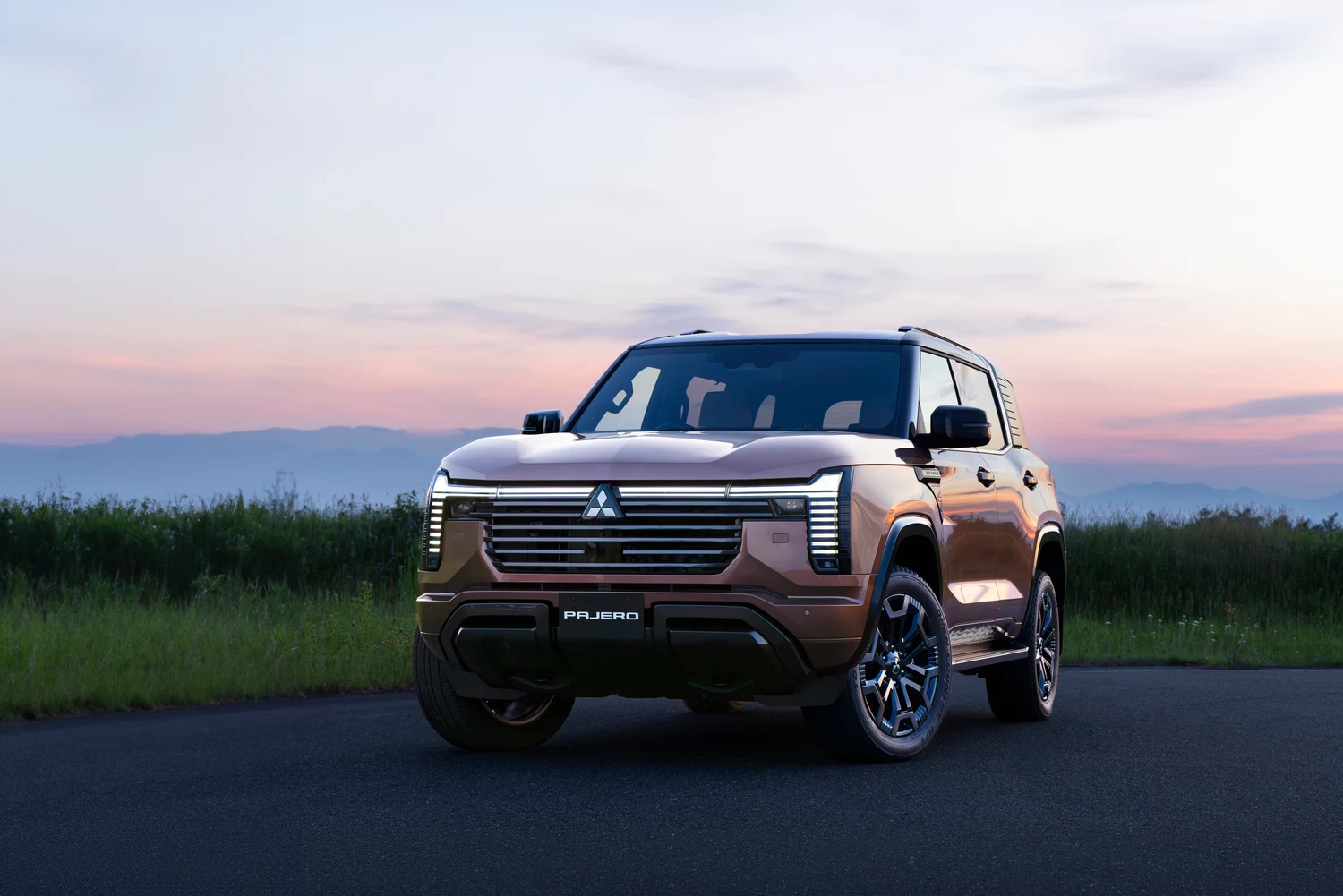 新型パジェロの横桟型フロントグリルとT字型LEDライト
