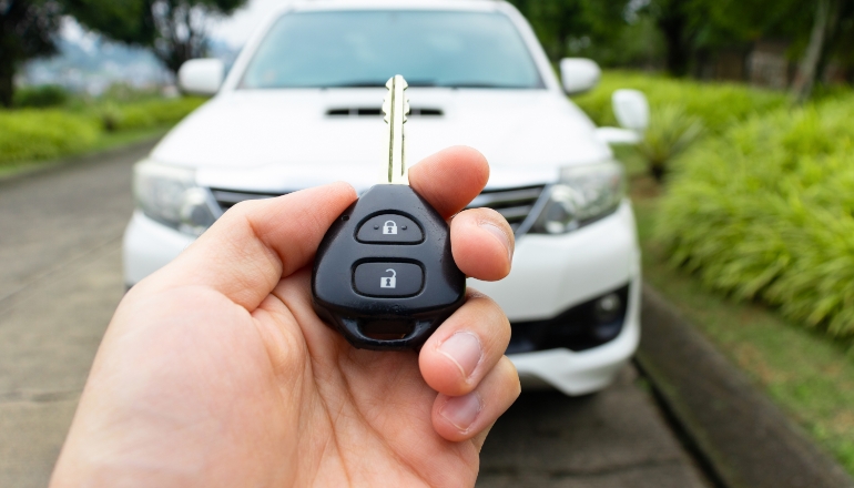 車を安く買う方法は？購入時期や交渉術、費用の抑え方をプロが解説