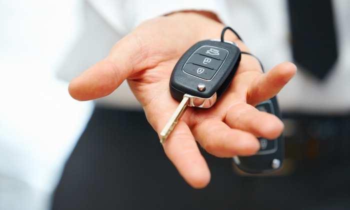 手取り15万円の一人暮らしで車は持てる？費用やおすすめの車種・乗り方を解説