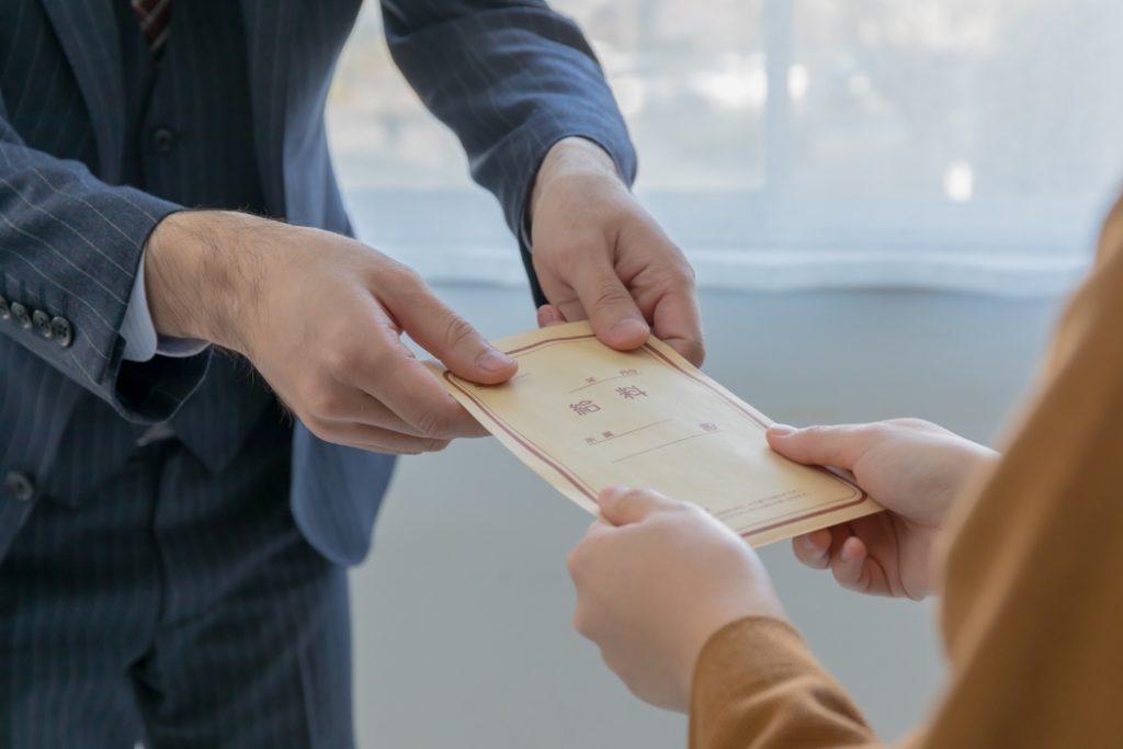 300万円の車購入の年収目安は500万〜600万円