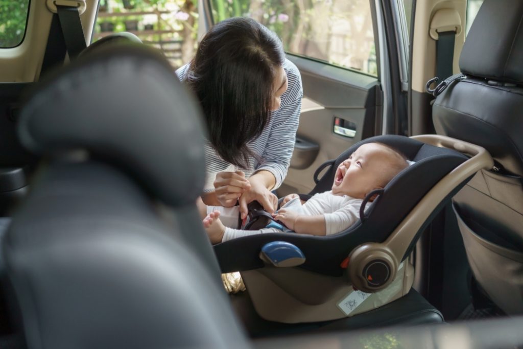 新生児は生後すぐから車に乗れる！ただしチャイルドシートが必須