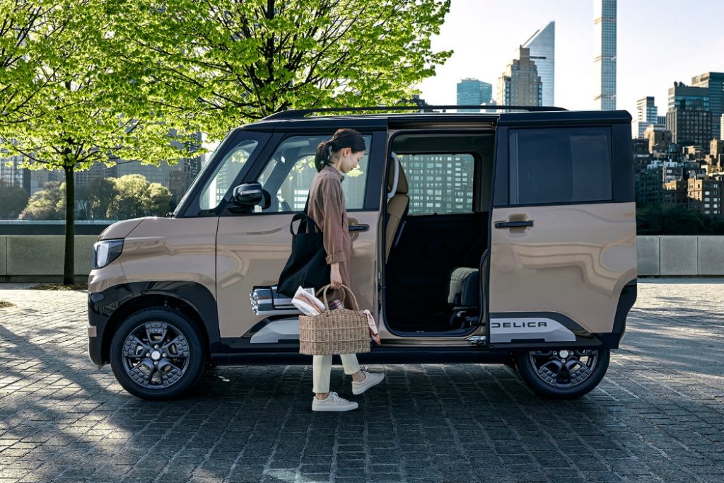 デリカミニの価格は高い？価格設定と乗り出し総額